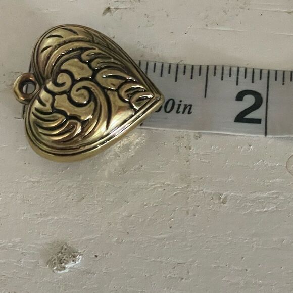 Vintage 1950s MCM Art Deco 1.5” gold tone scroll work puffed heart pendant #1 - Picture 7 of 7